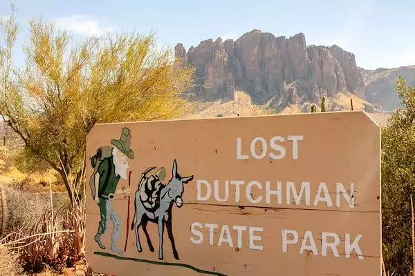 welcome sign at lost dutchman state park in arizona