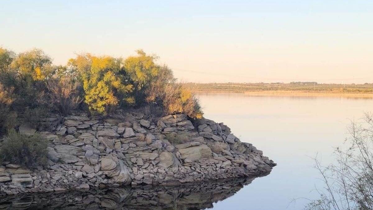 rocks on the shore of Lake Colorado City at Lake Colorado City State Park