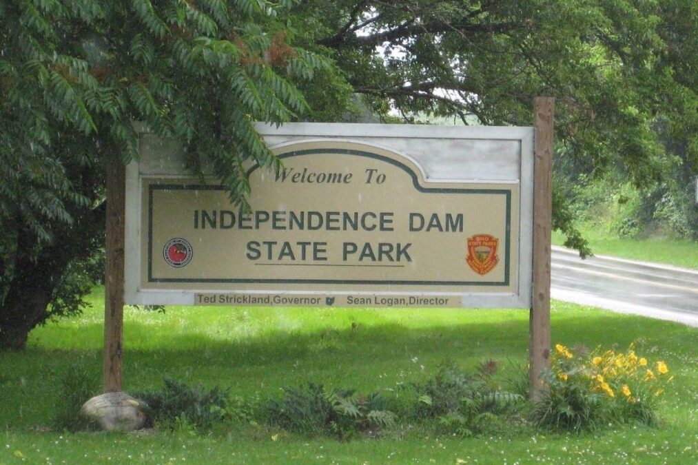 Welcome sign at Independence Dam State Park