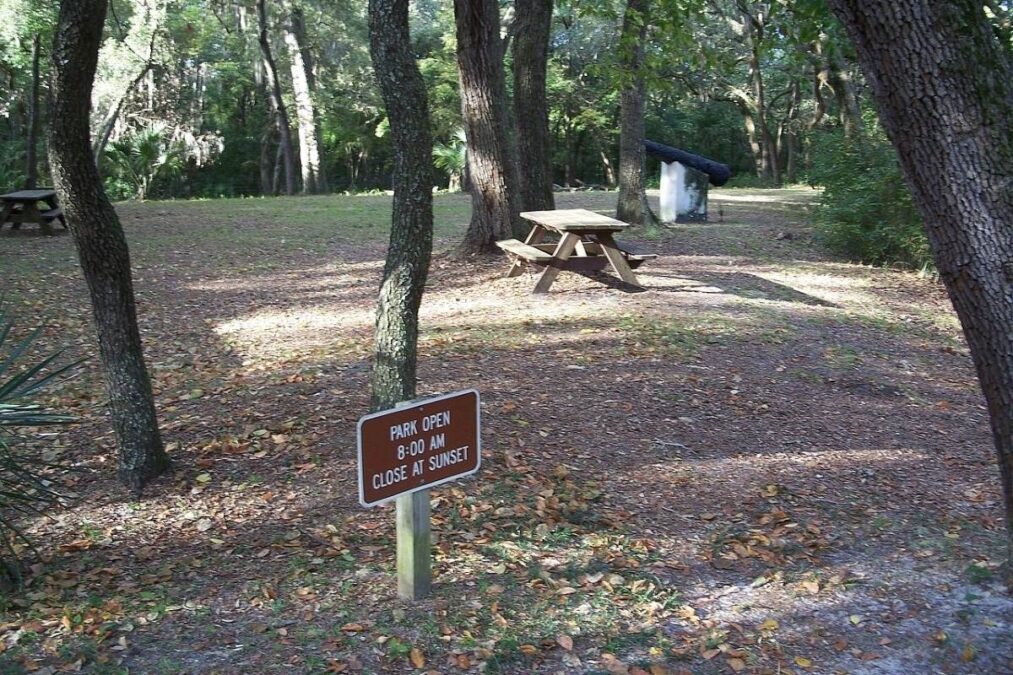 Park sign and picnic table at Yellow Bluff Fort Historic State Park