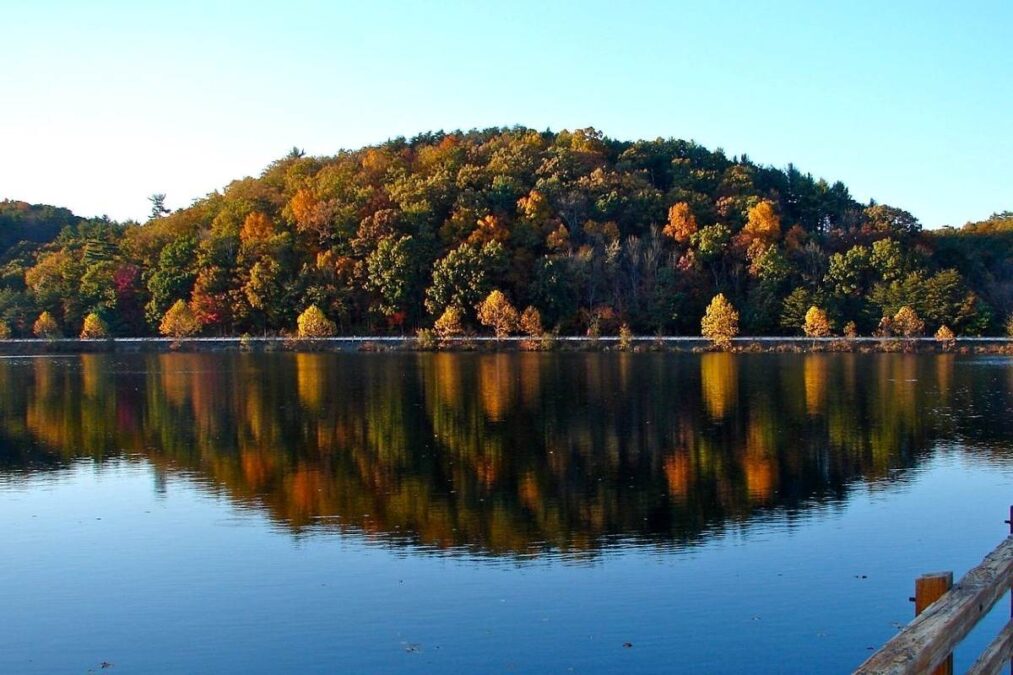 Lake and hills with turning leaves in Little Buffalo State Park